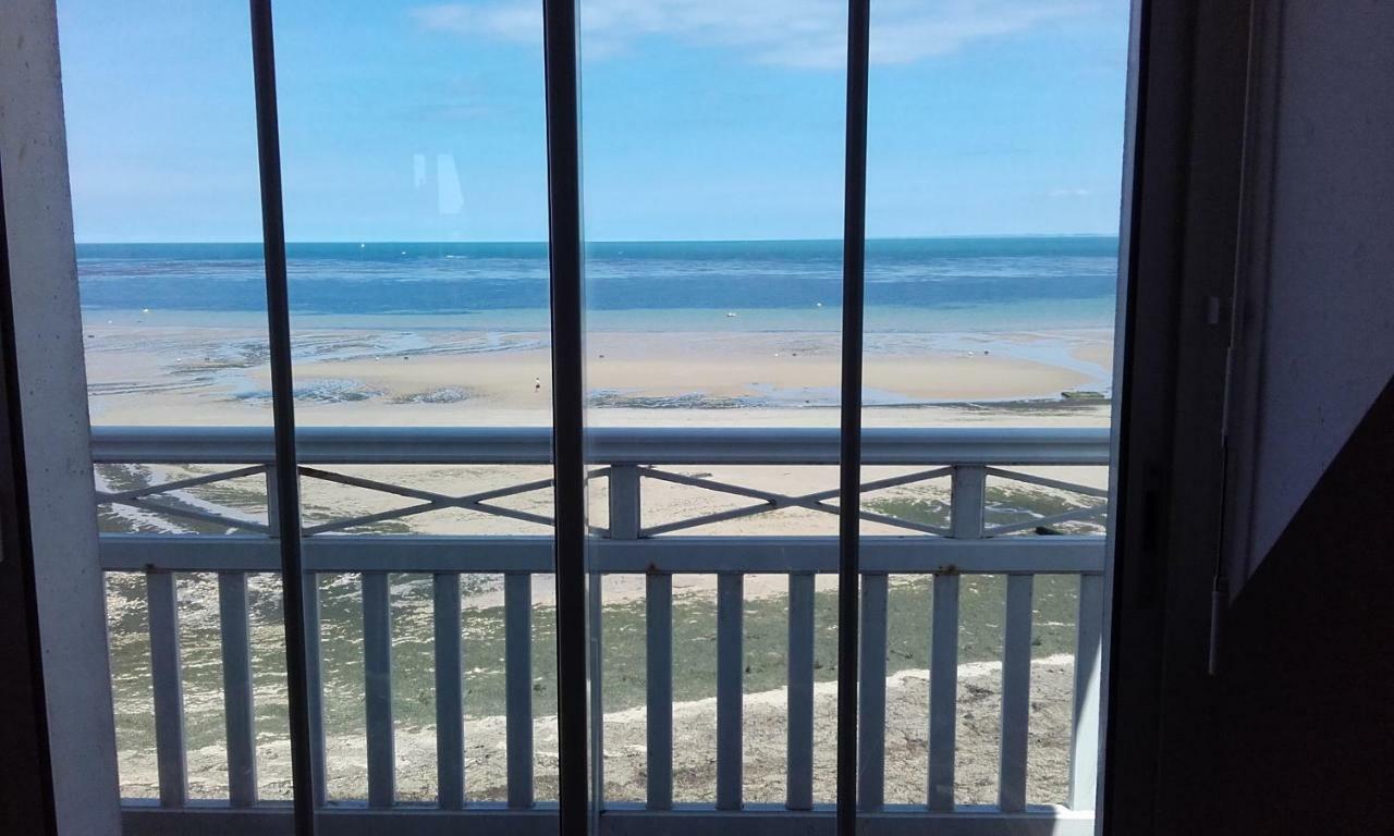 Neptune Lion sur Mer Bagian luar foto